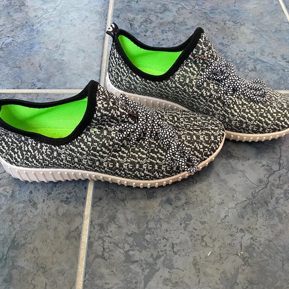 Sneakers - Picture 1 of 9